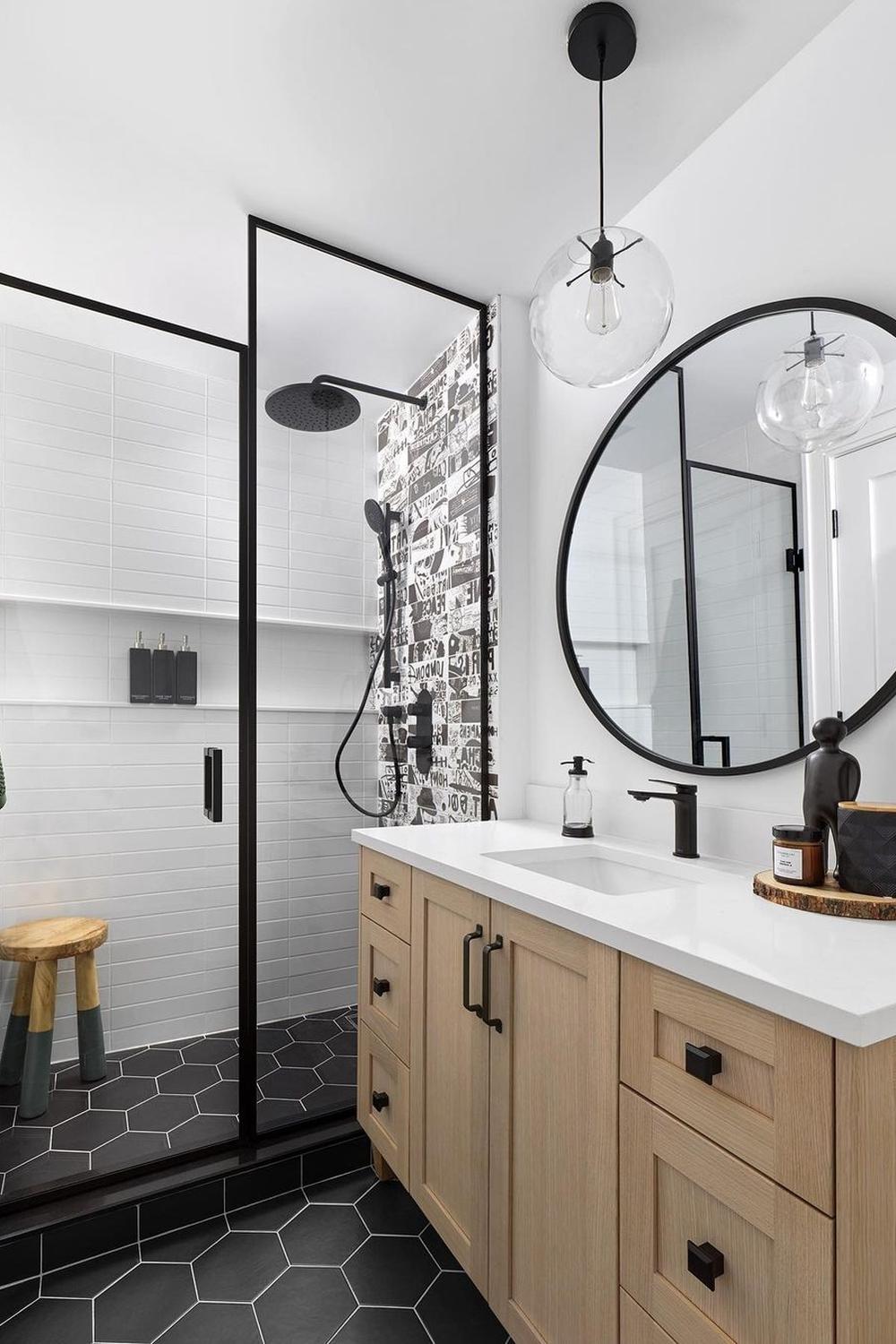 Baño moderno con azulejos hexagonales en el suelo y diseño minimalista