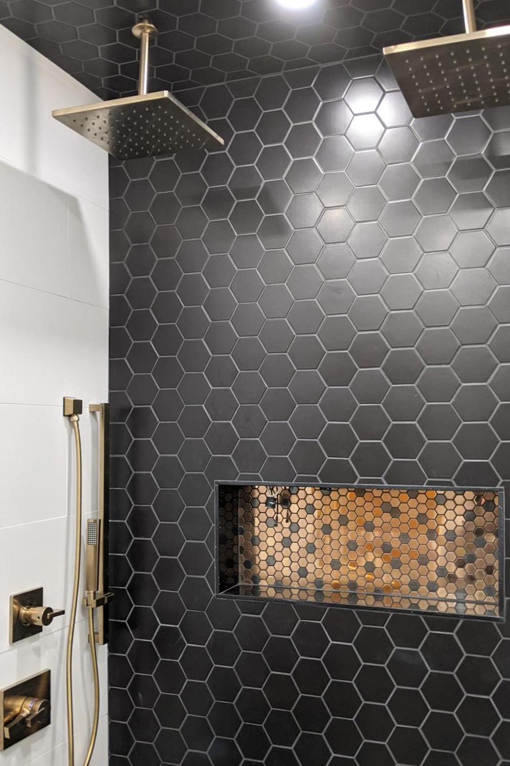 Baño boutique con azulejos hexagonales en la ducha y nichos de almacenamiento