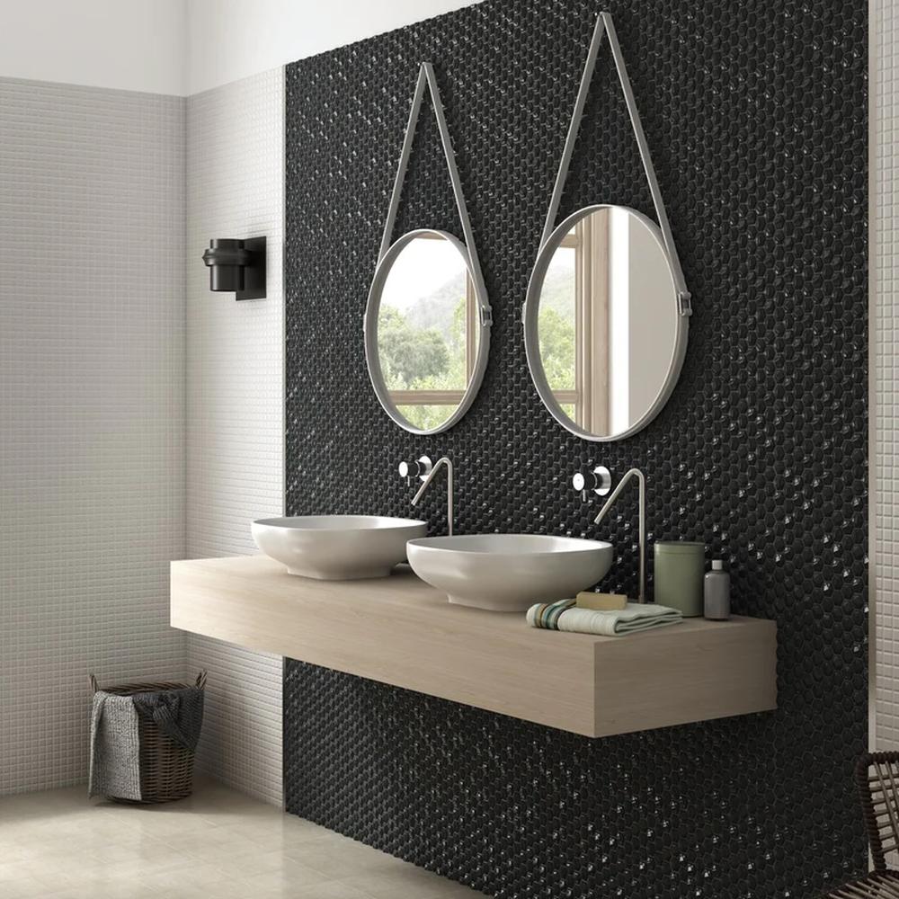 Baño elegante con azulejos hexagonales y espejos modernos