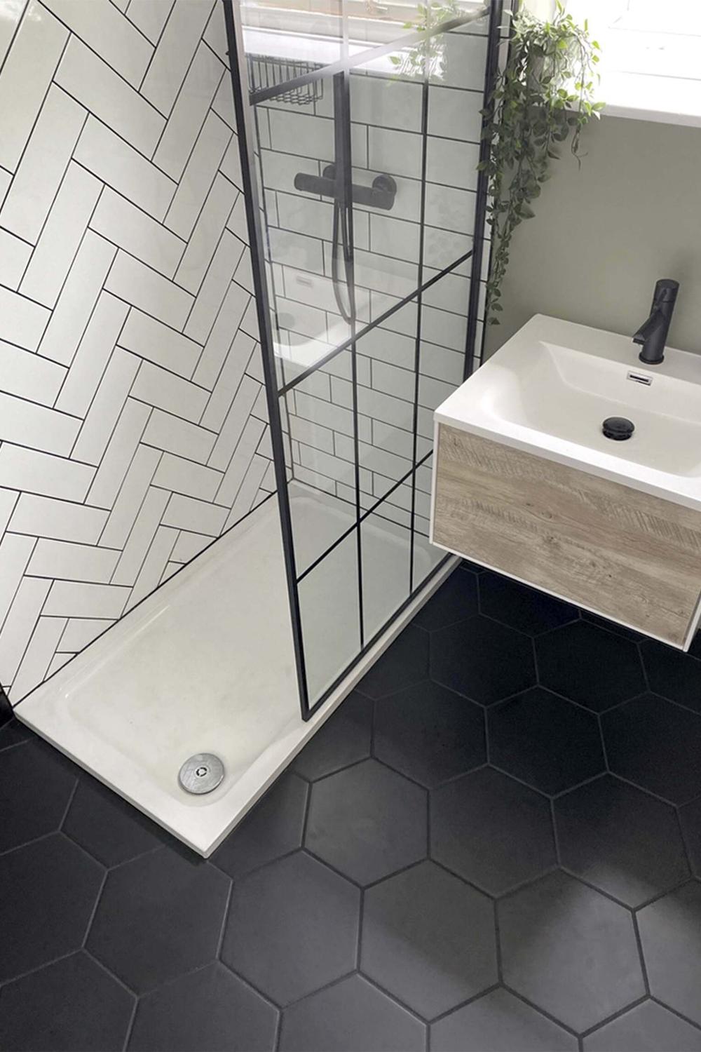 Baño moderno con ducha de cristal y azulejos hexagonales en el suelo