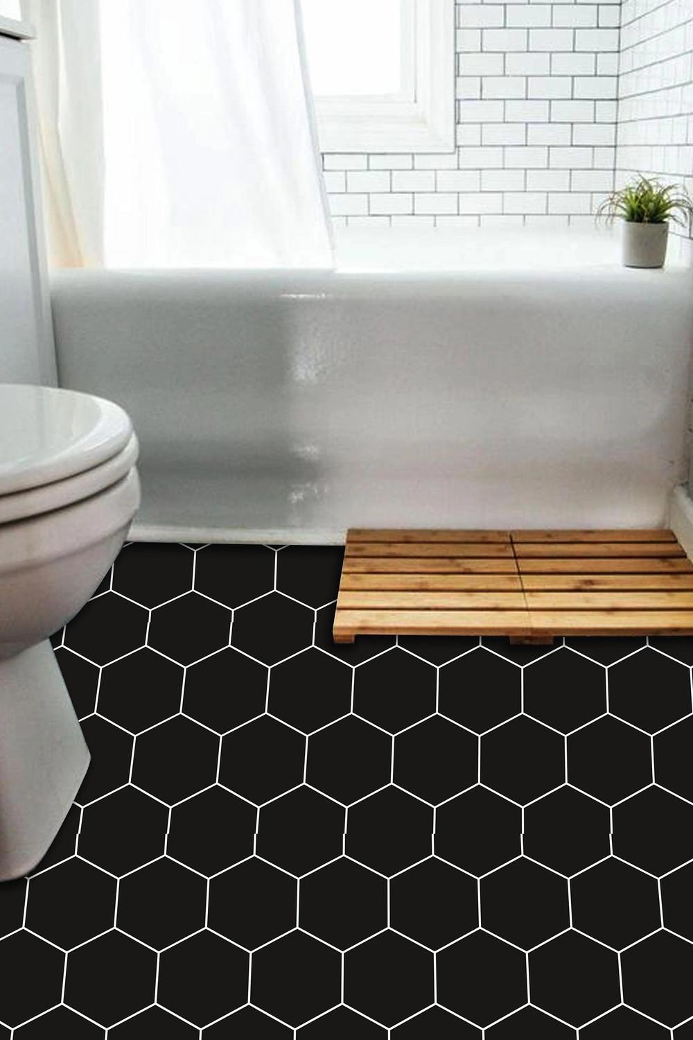 Baño moderno y luminoso con azulejos hexagonales y toques naturales