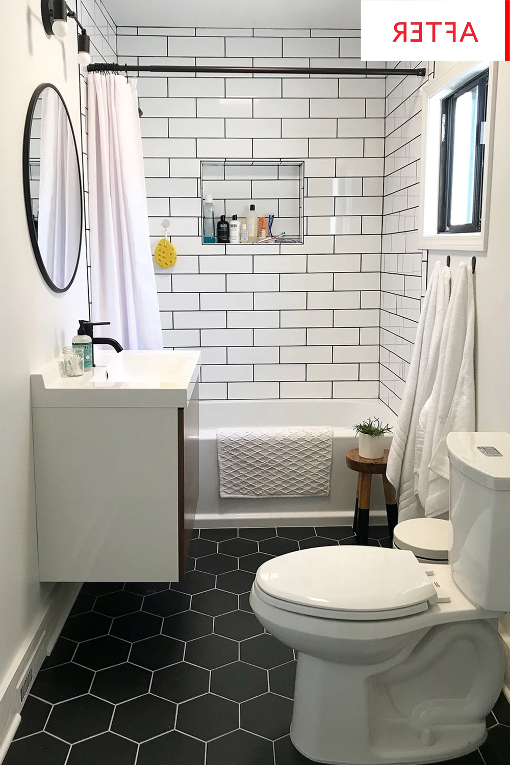 Baño contemporáneo con azulejos hexagonales y detalles en blanco