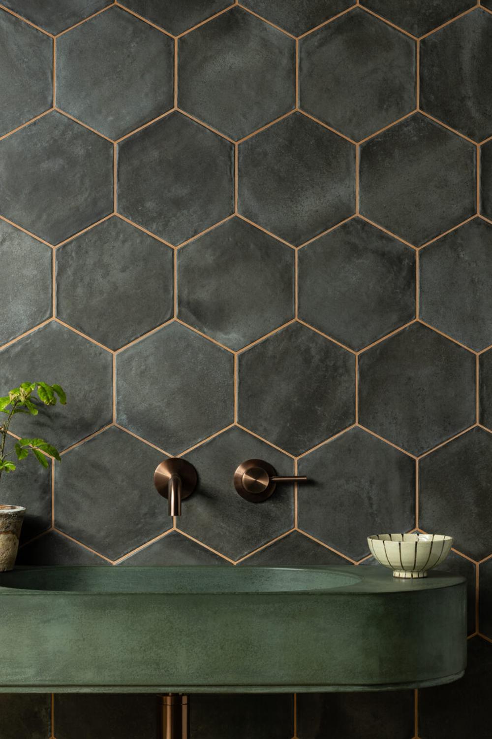 Contemporary kitchen showcasing black hexagon tiles as a sleek backsplash.