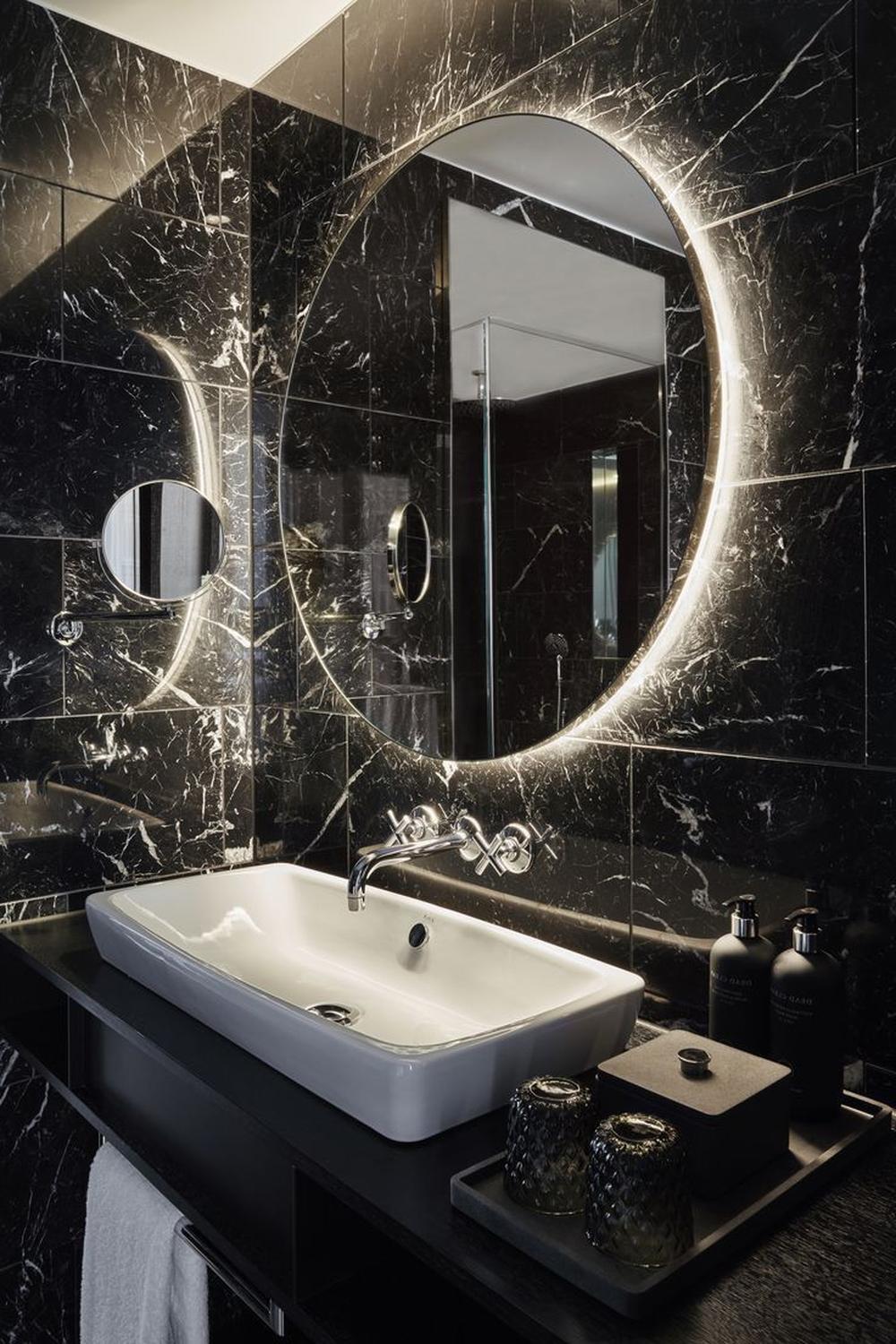 Mármol negro en un baño moderno y elegante