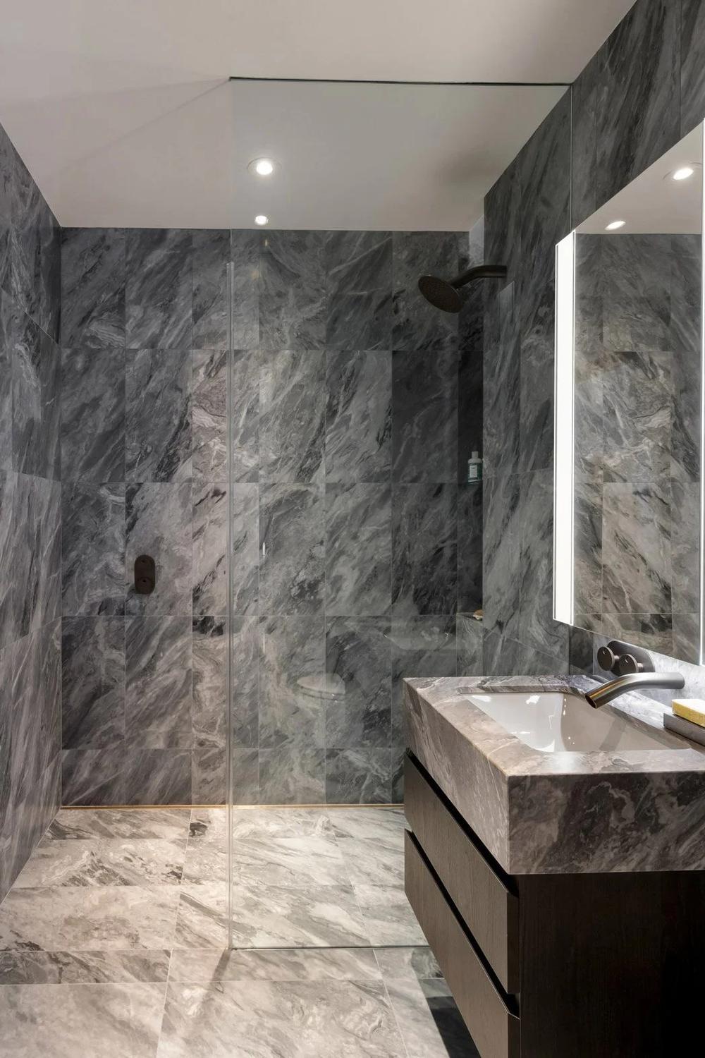 Mármol negro como fondo de un baño acogedor