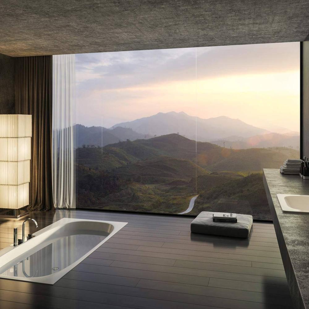 Baño de ensueño con mármol negro y ventanas amplias