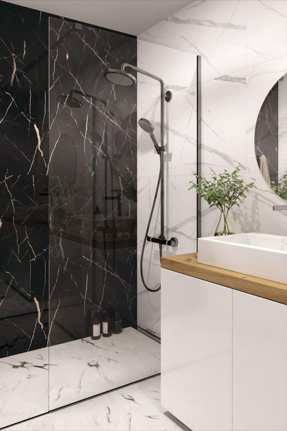 Baño moderno con azulejos de mármol negro y detalles dorados