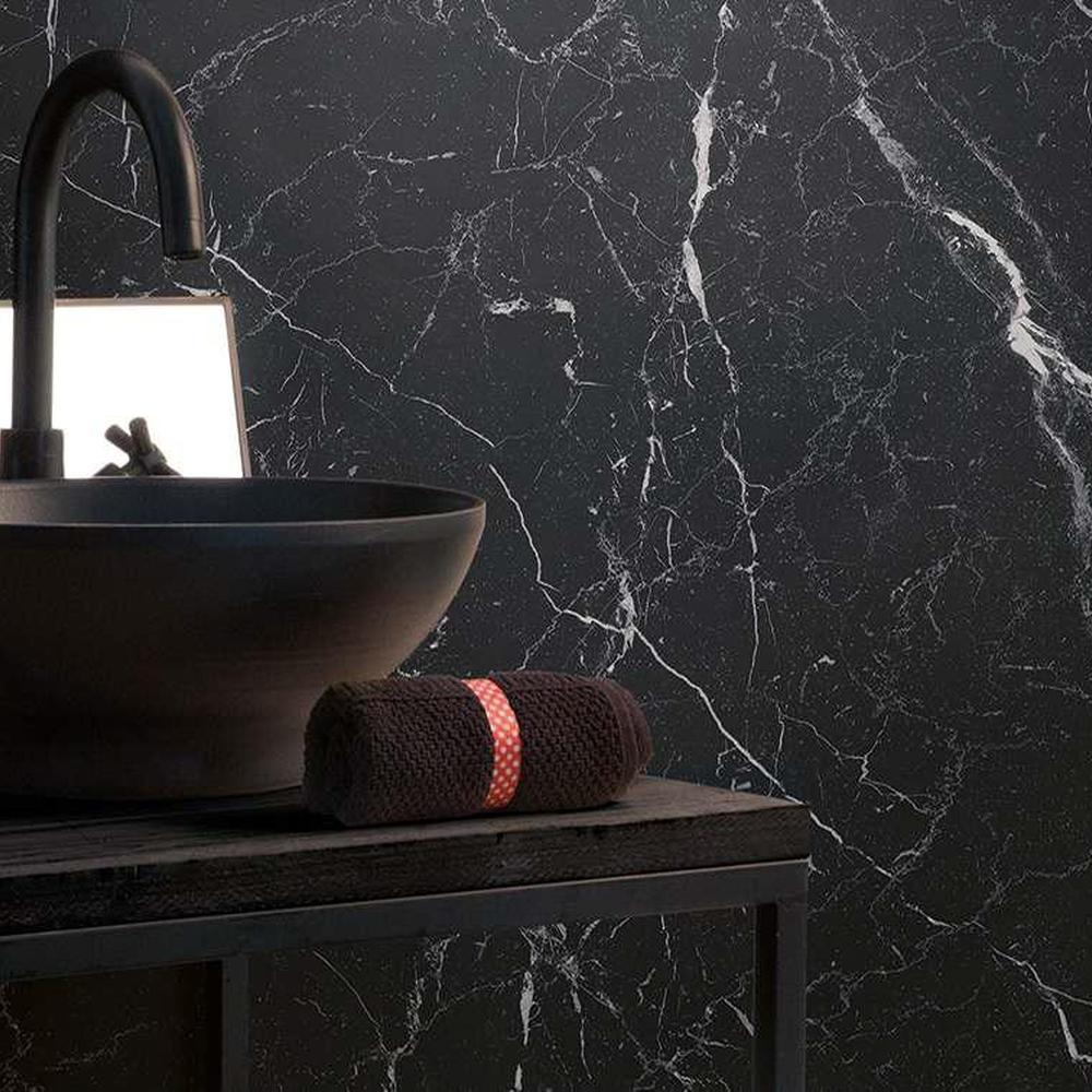 Baño moderno y acogedor con azulejos de mármol negro
