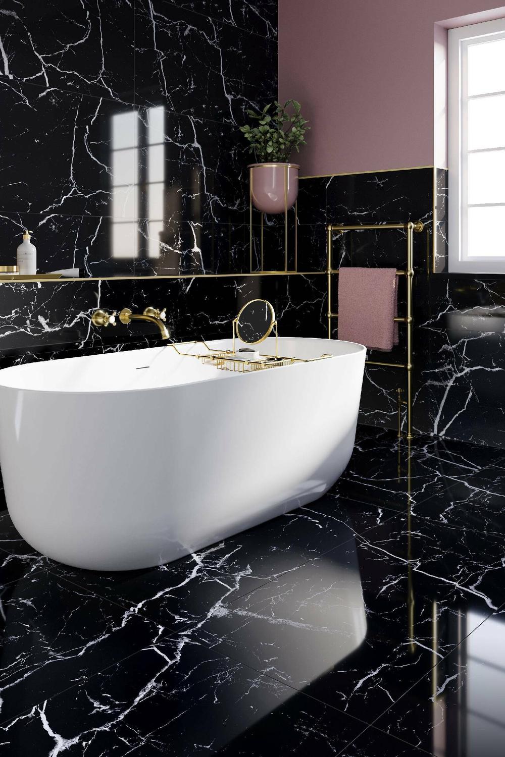 Baño lujoso con azulejos de mármol negro y detalles en tonos dorados