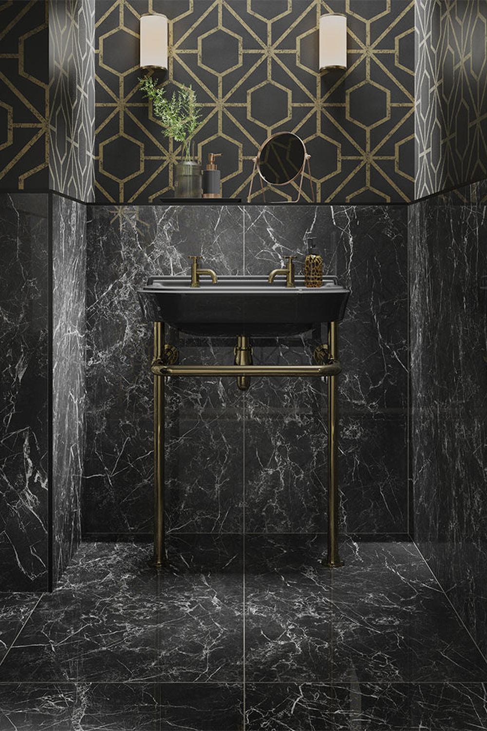Baño elegante con mármol negro y toques pastel