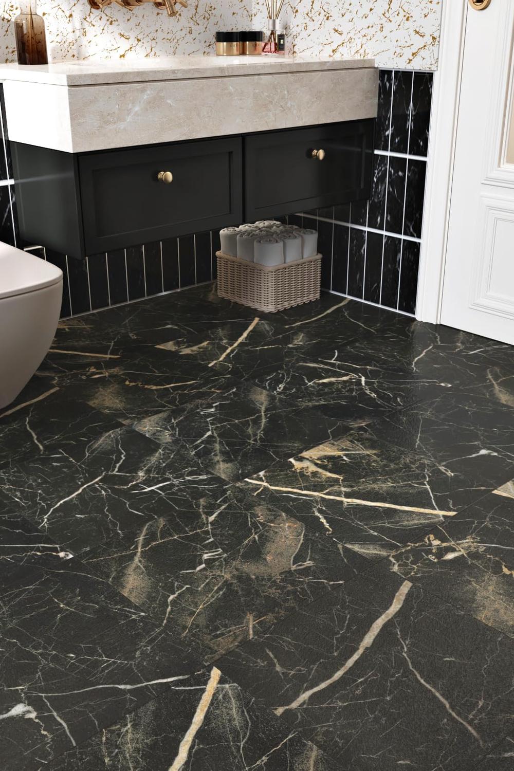 Baño estilizado con mármol negro y detalles en verde