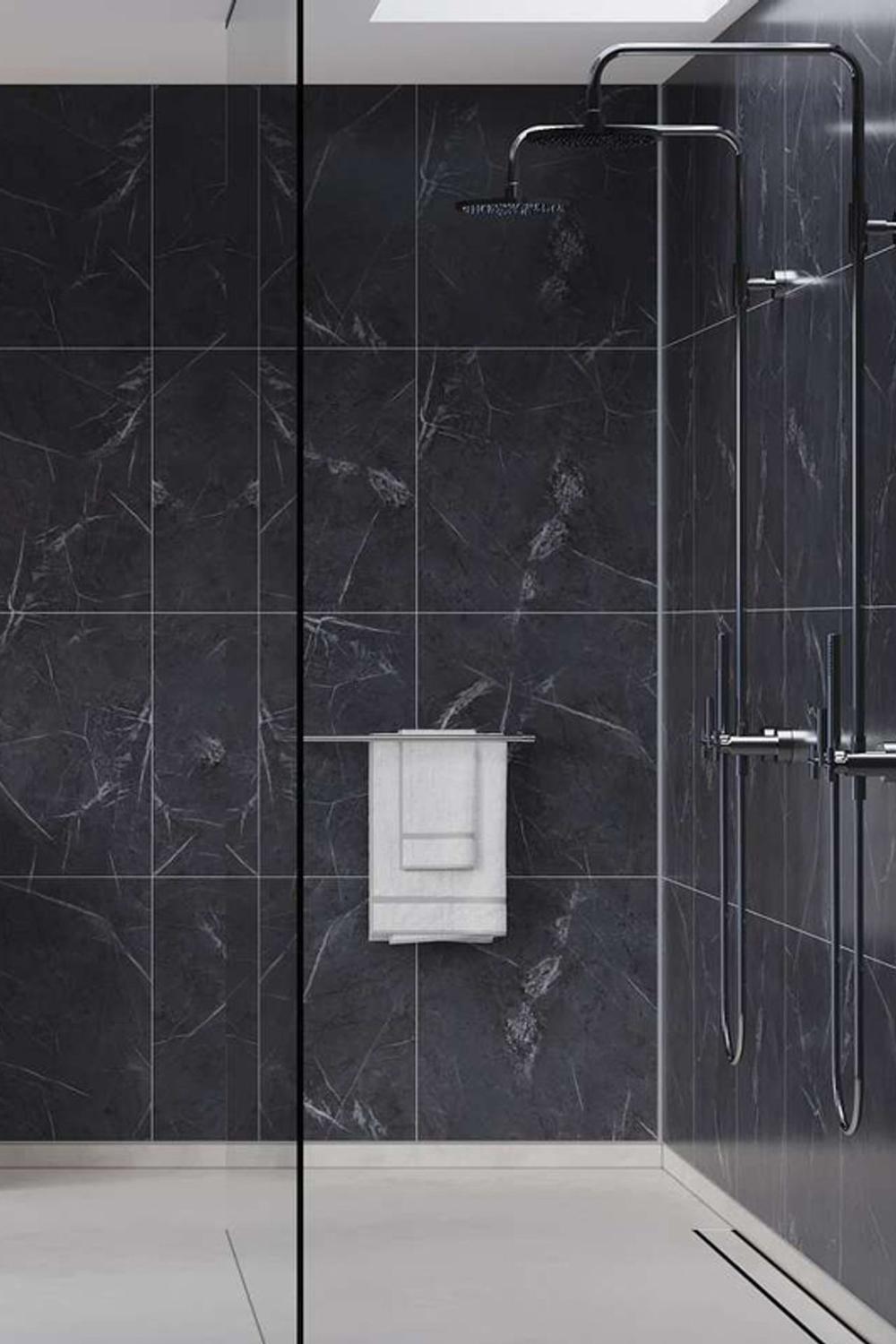Baño sofisticado con mármol negro y ventanales