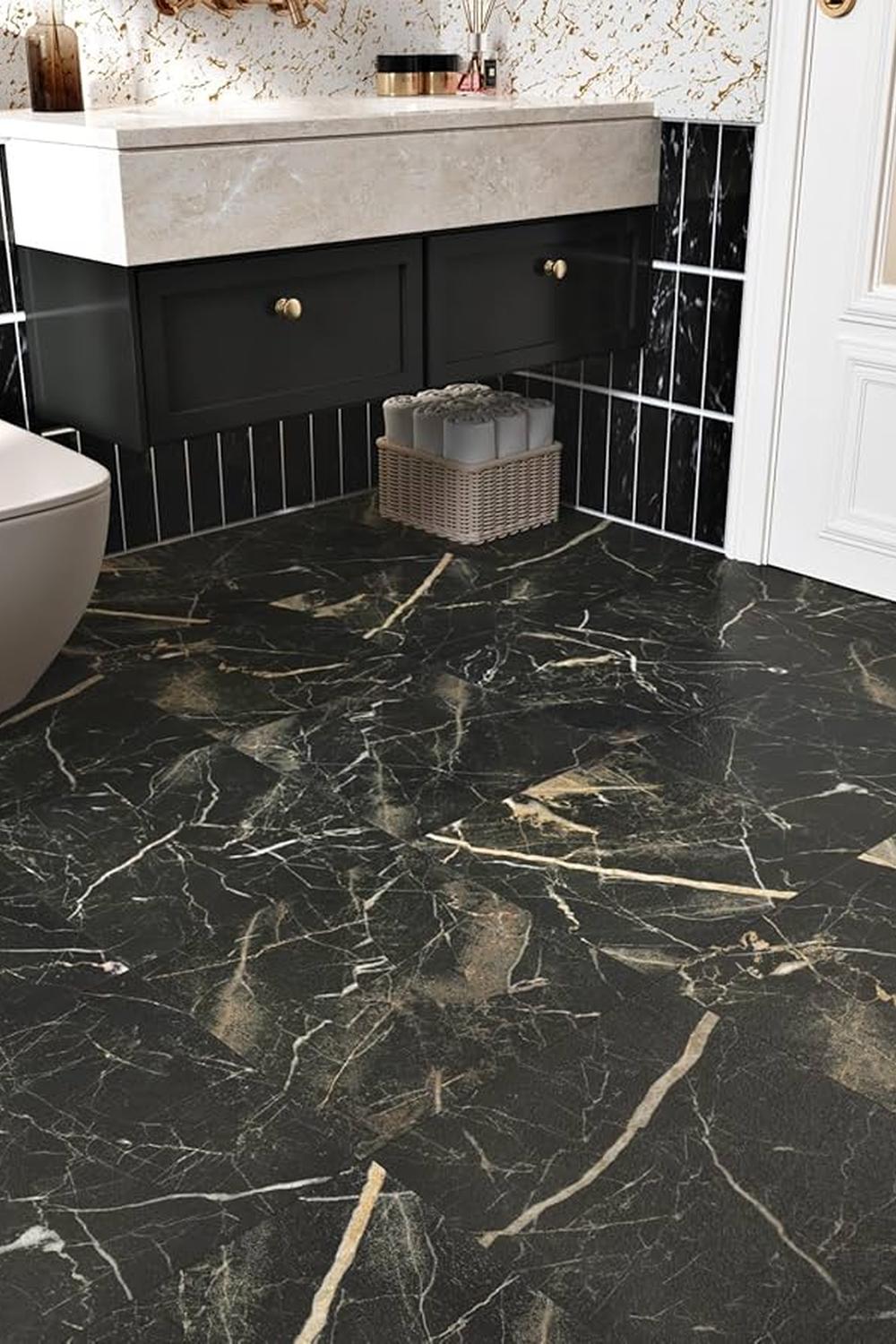 Baño minimalista con mármol negro y diseño geométrico