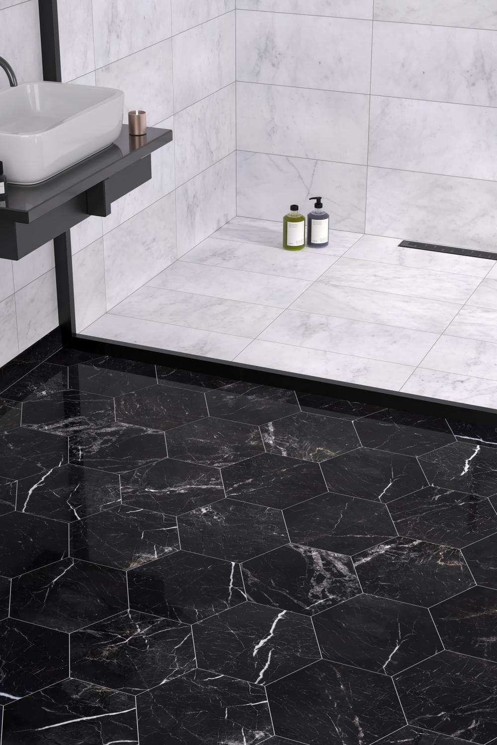 Baño contemporáneo con mármol negro y acentos cálidos