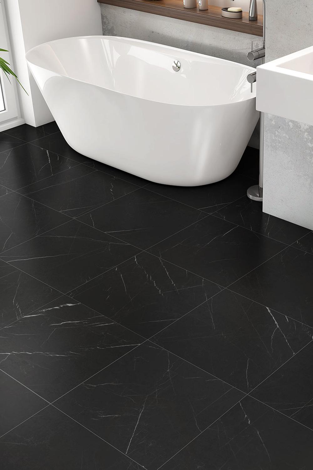 Baño lujoso con mármol negro y acabados en oro