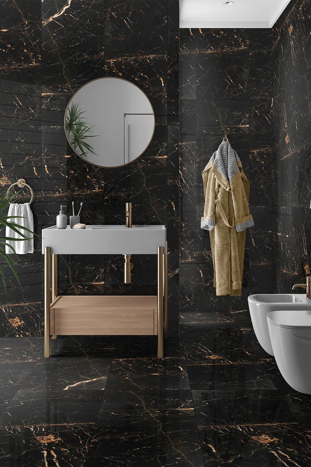 Baño de estilo artístico con mármol negro