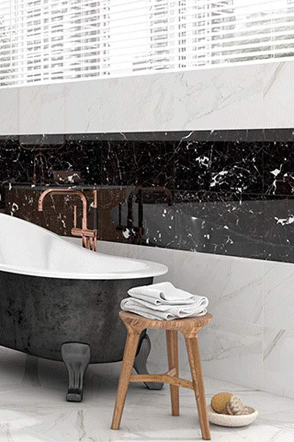 Baño moderno y acogedor con azulejos de mármol negro