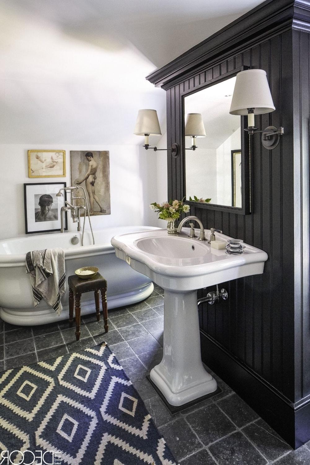 Baño con paneles oscuros y elementos vintage