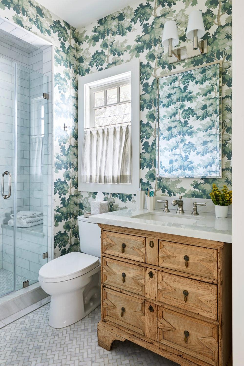 Baño elegante con paredes de hojas modernas