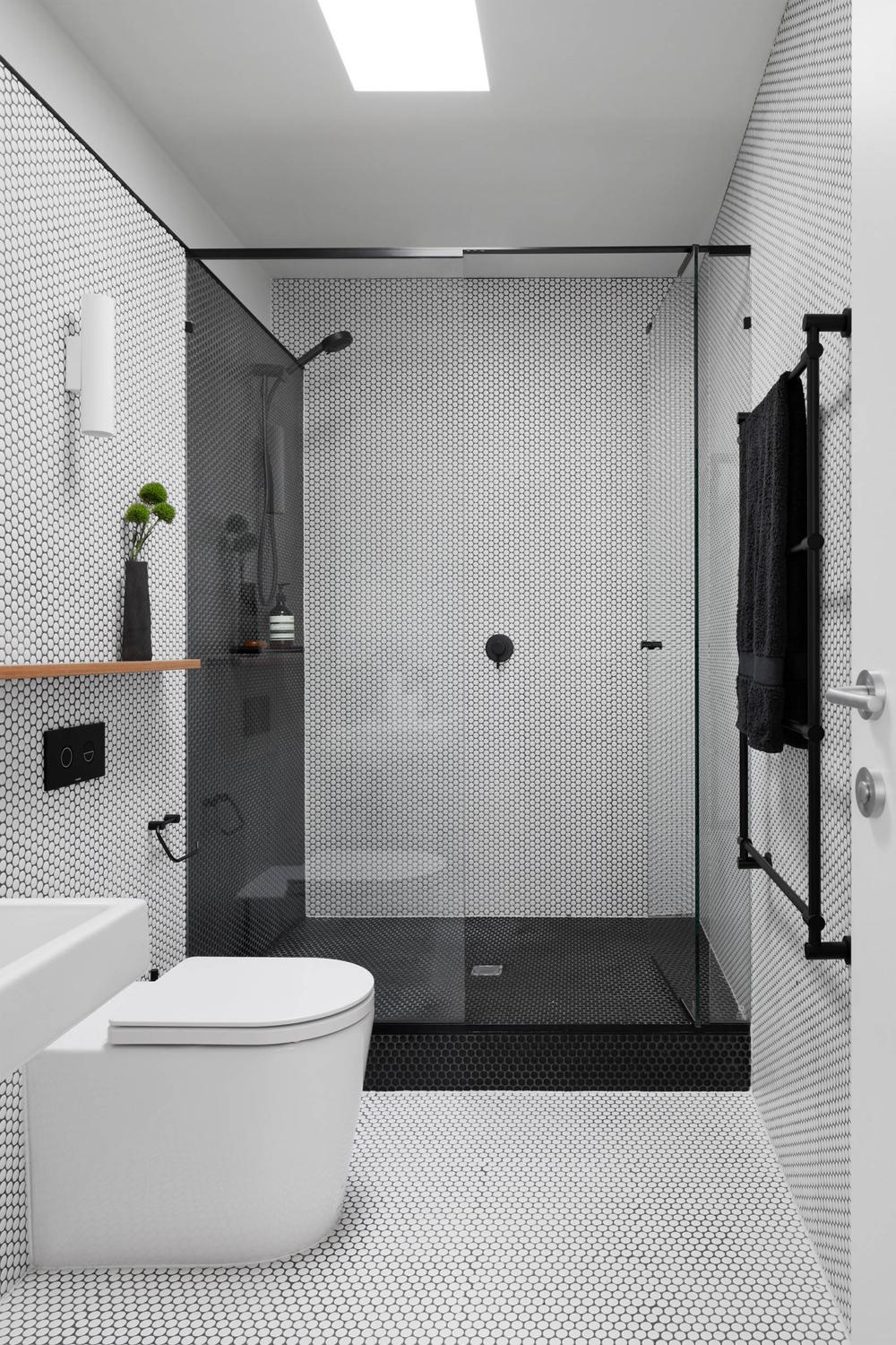 Baño contemporáneo con azulejos honeycomb negros