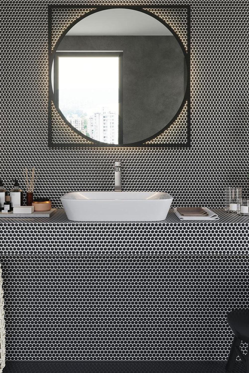 Baño con azulejos penny negros y diseño hexagonal