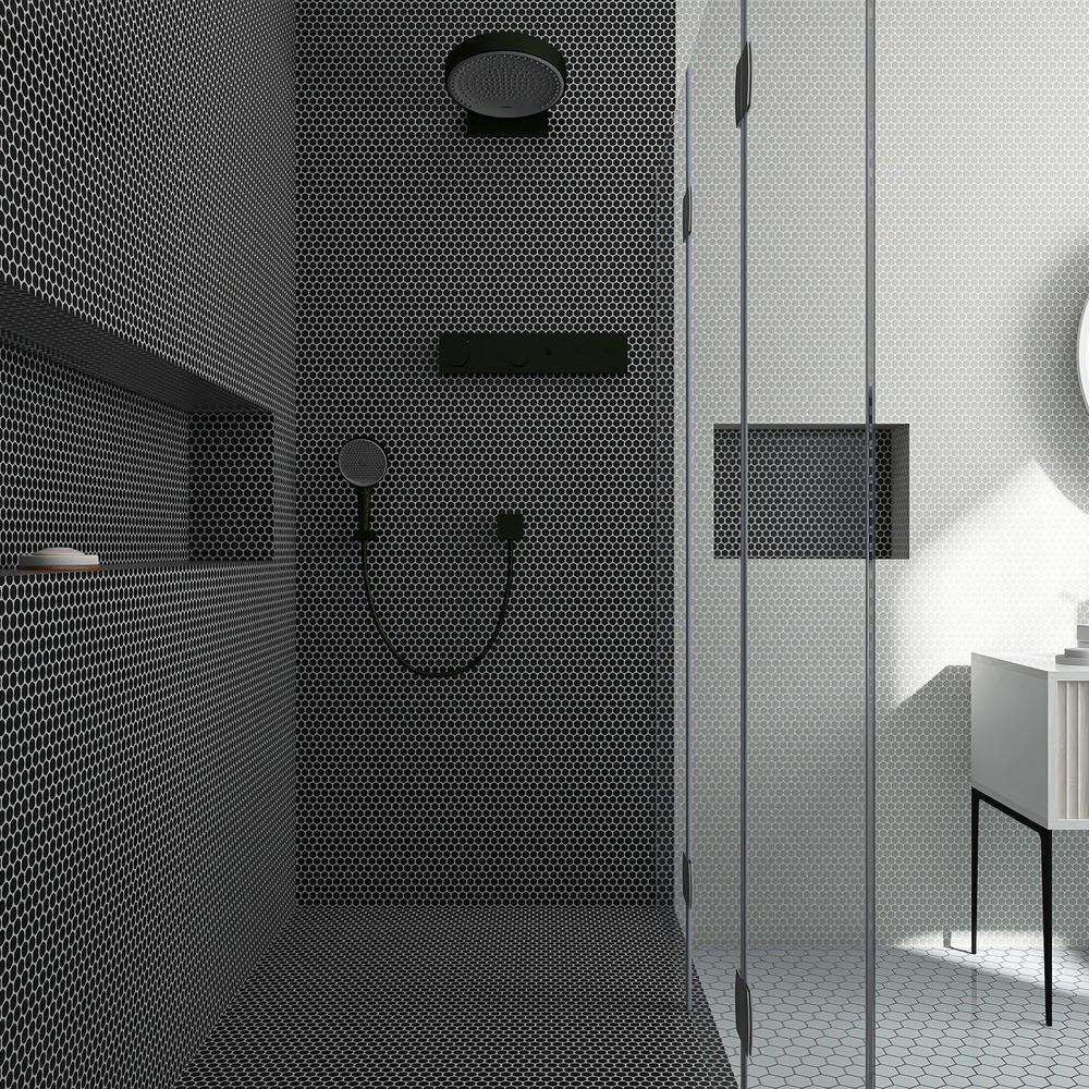 Baño elegante con ducha de vidrio y azulejos hexagonales
