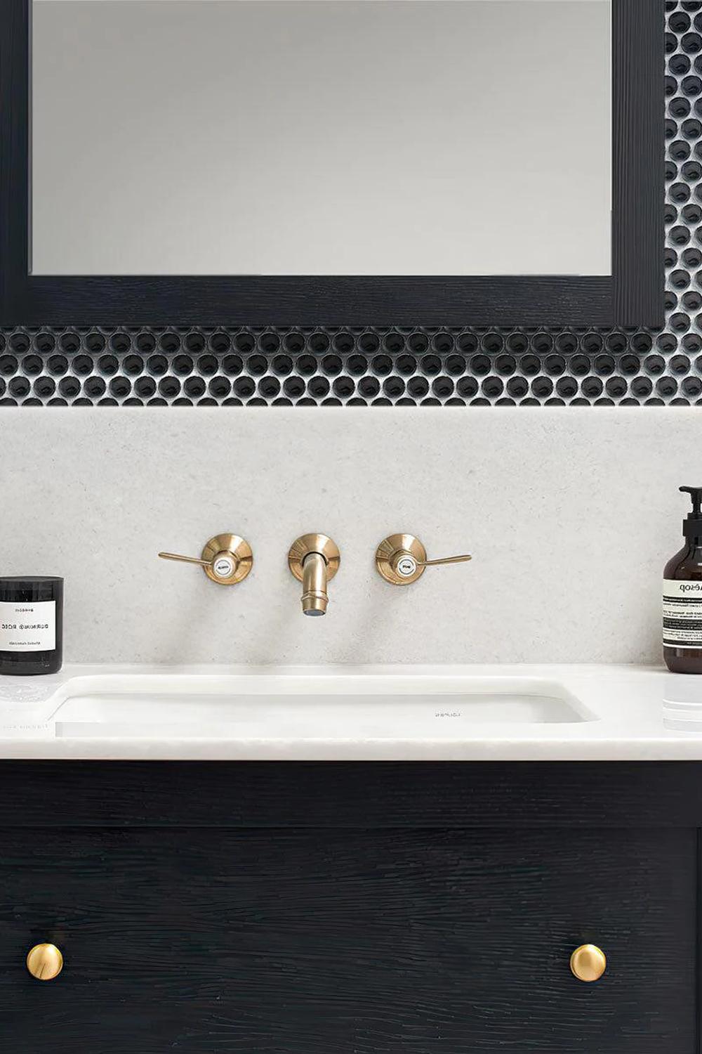 Baño moderno con acentos de madera y azulejos negros