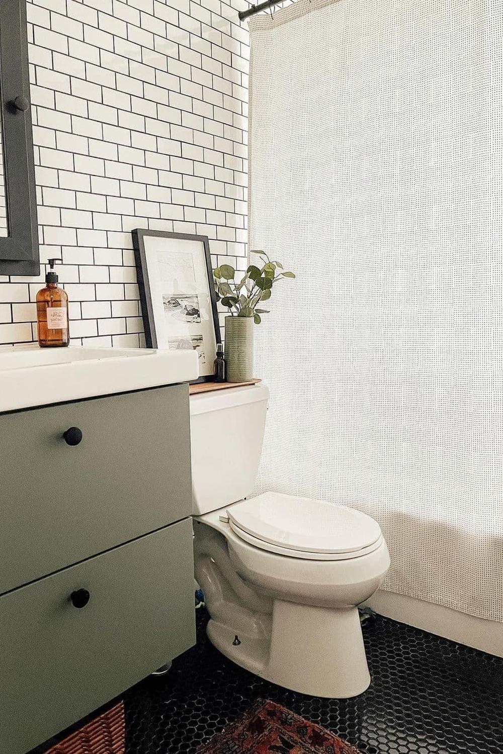 Baño brillante y aireado con azulejos negros y blancos