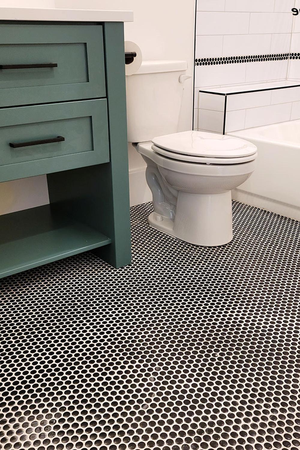 Baño atractivo con azulejos en cuadrícula y modernos acentos