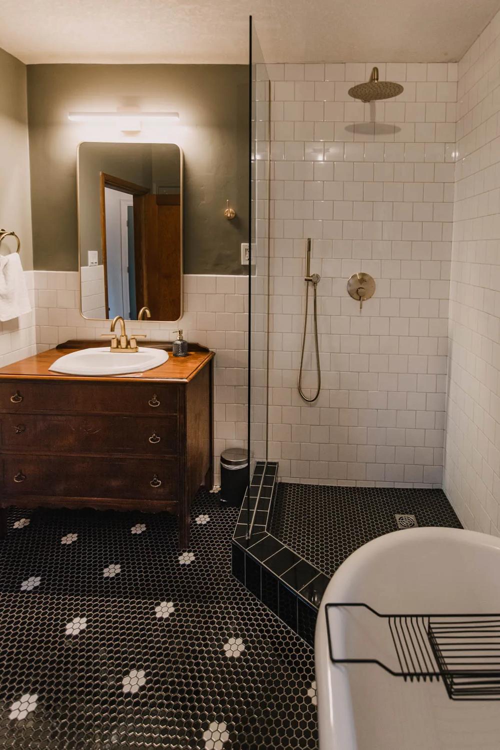 Baño encantador con azulejos de composición variada