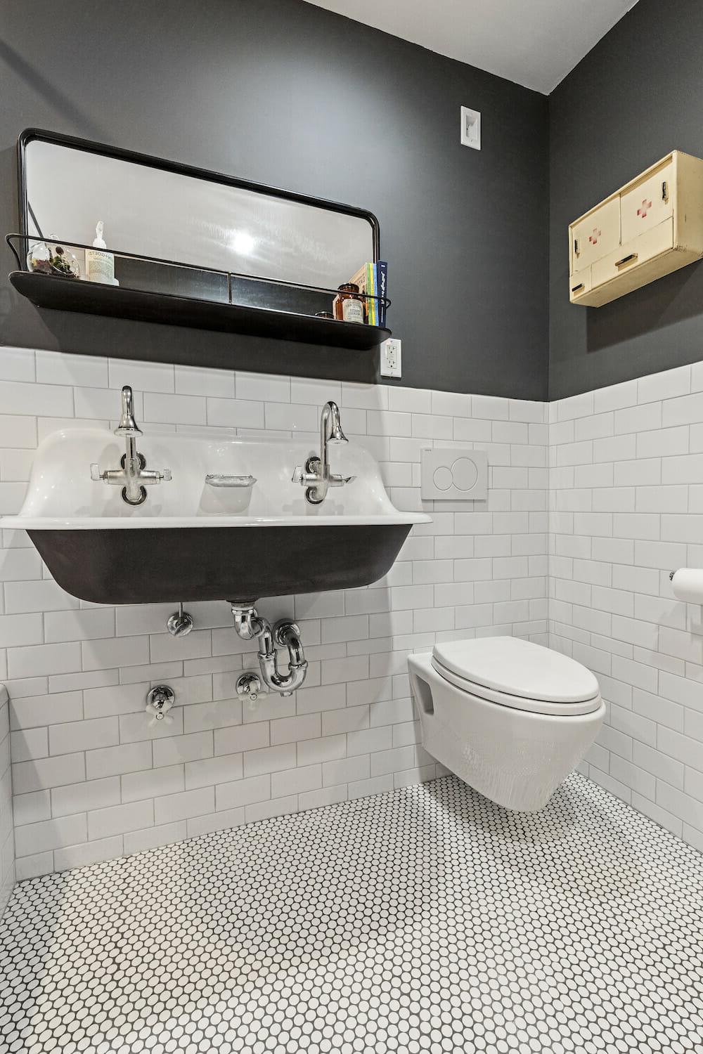 Baño actual con estilo industrial y acabados neutros