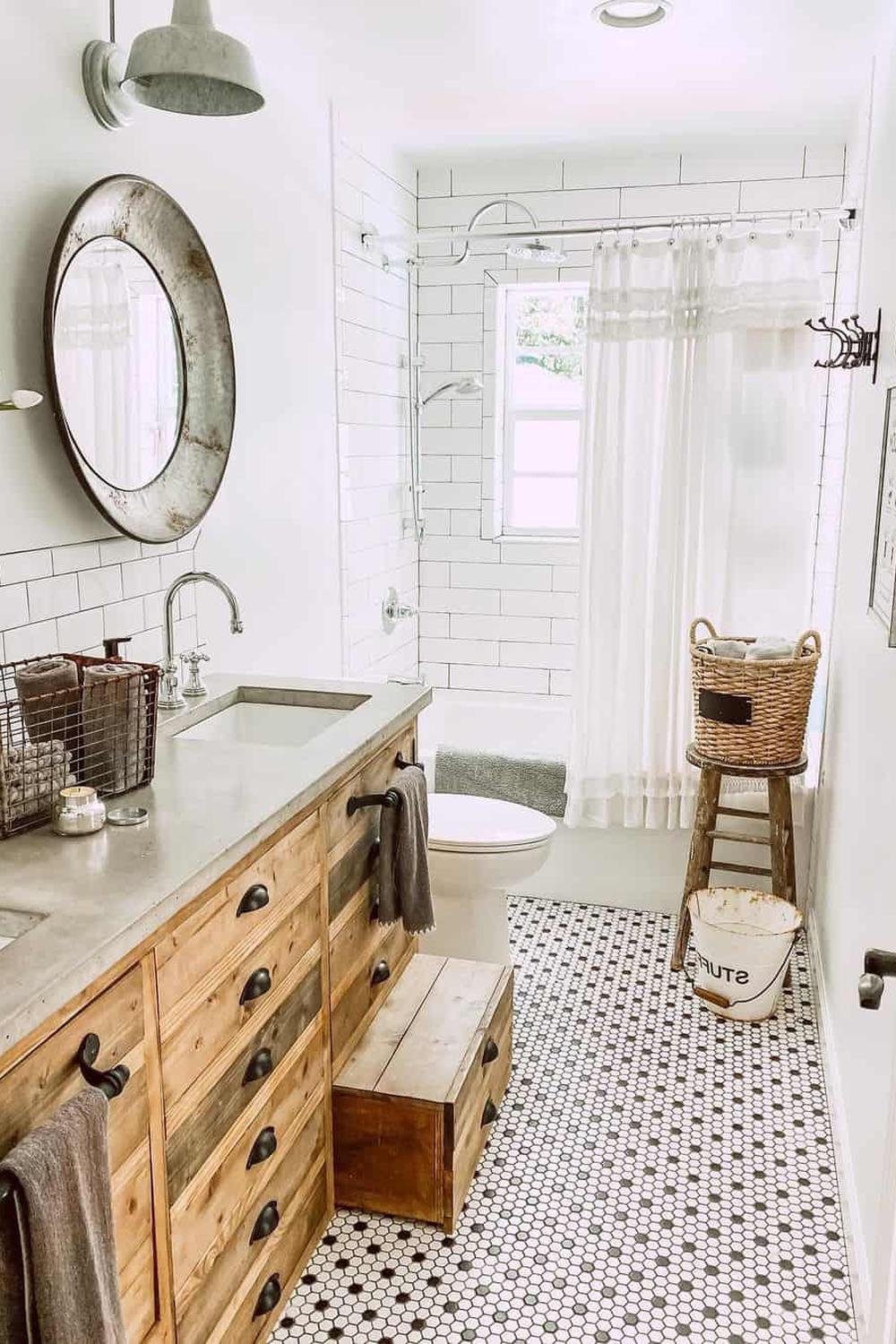 Baño elegante y rústico con azulejos negros y artículos artesanales