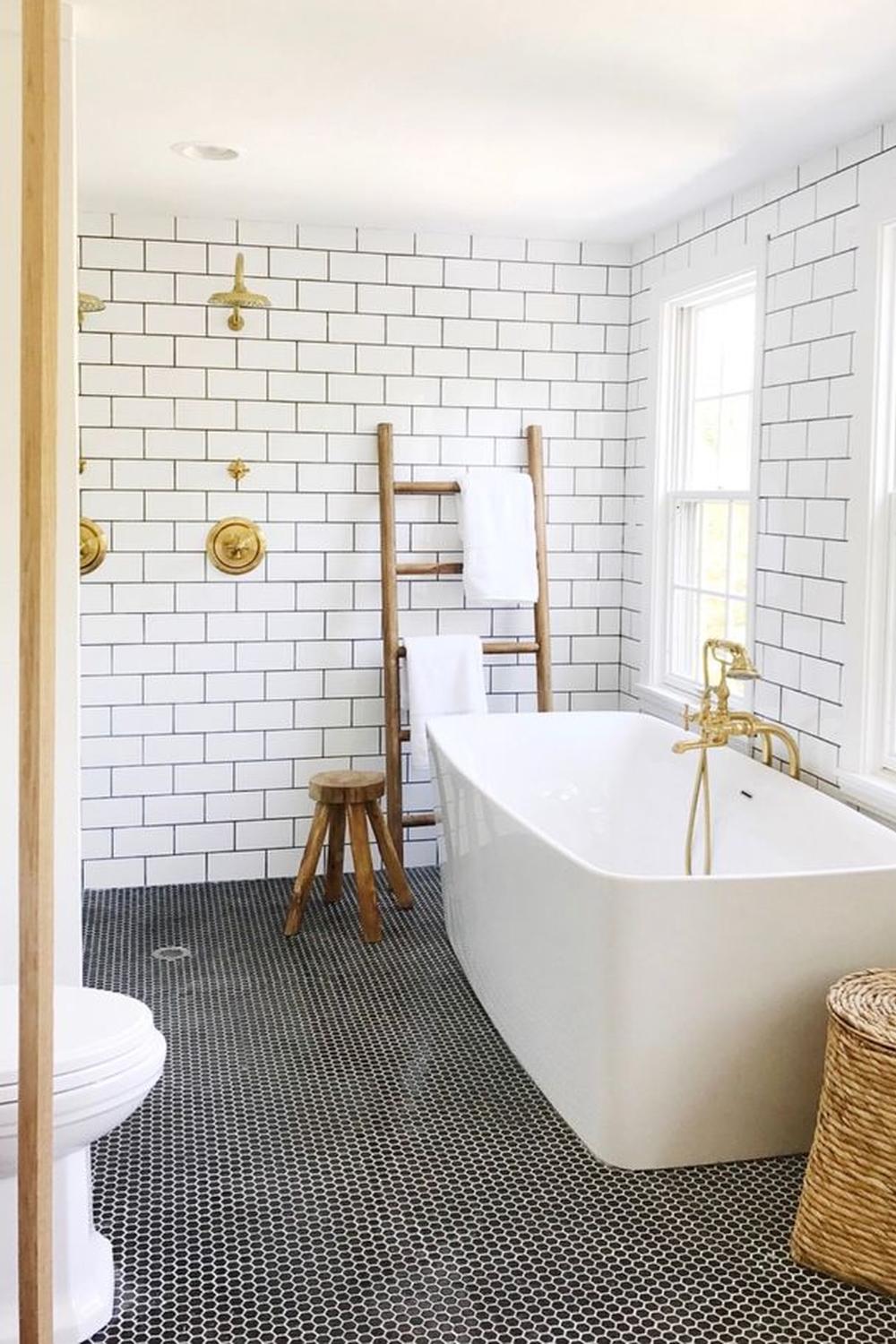 Baño balanceado con azulejos clásicos y contemporáneos