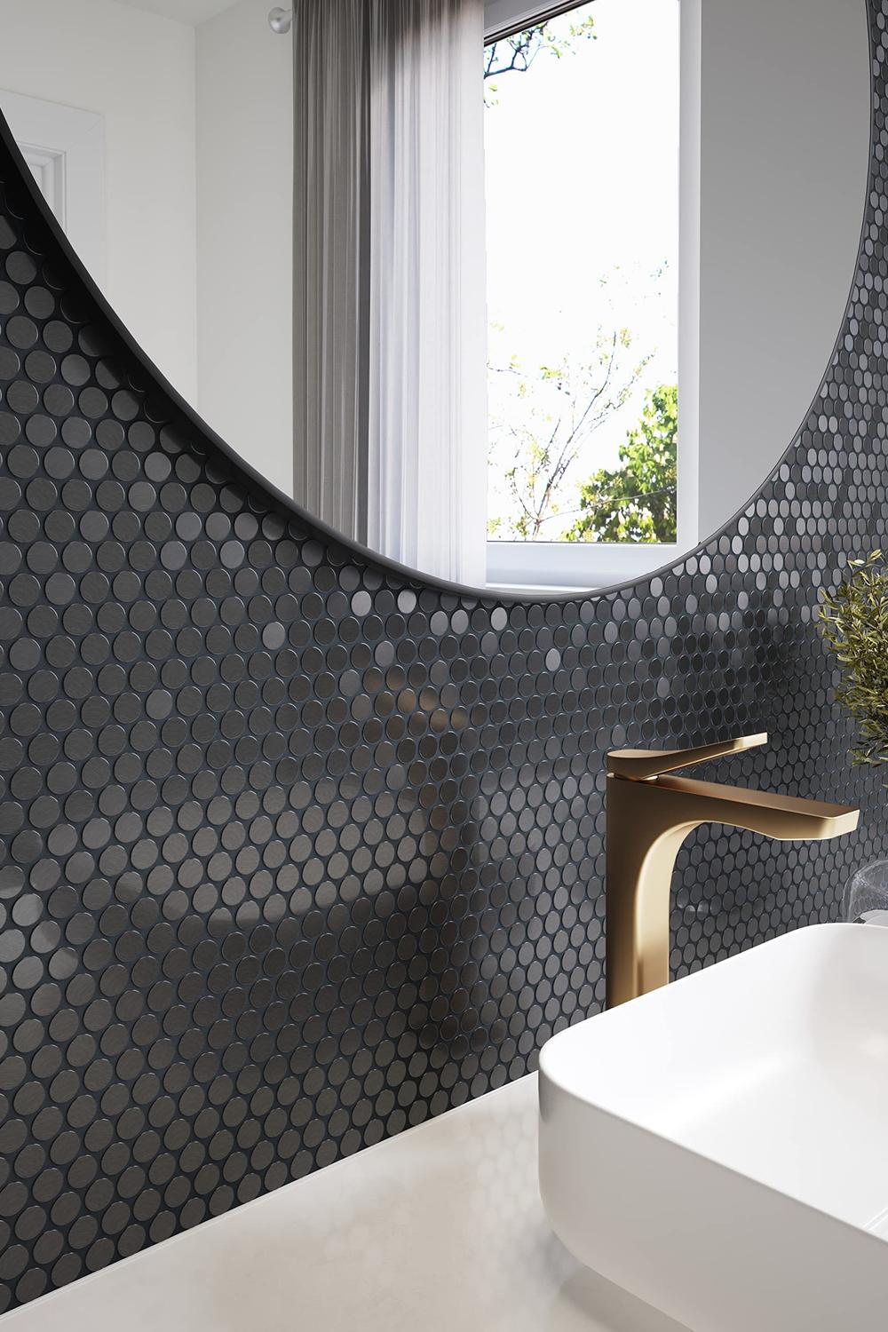 Baño de lujo con azulejos en blanco y negro