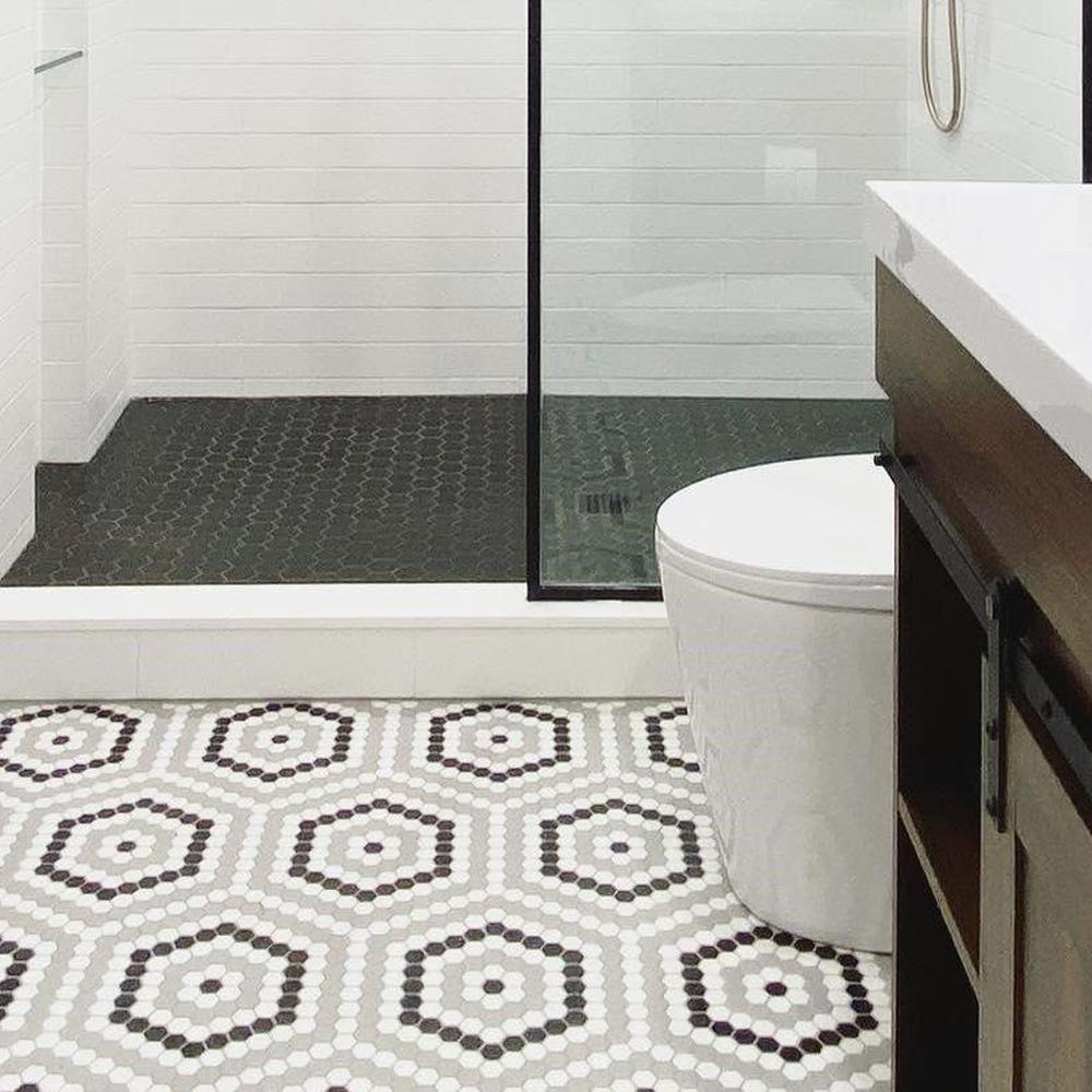 Baño moderno que combina contemporáneo y clásico