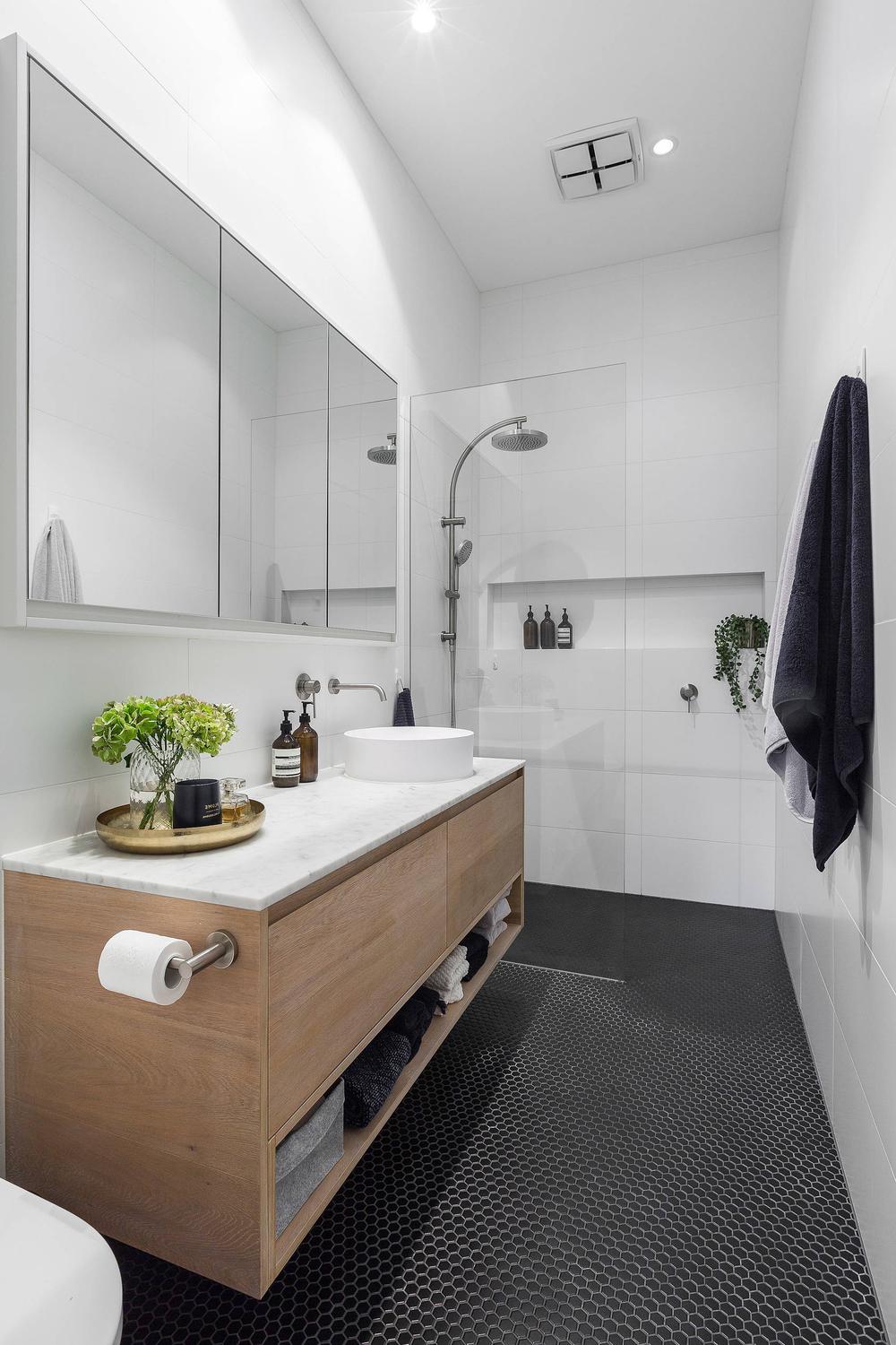 Baño minimalista con tienda bien distribuida