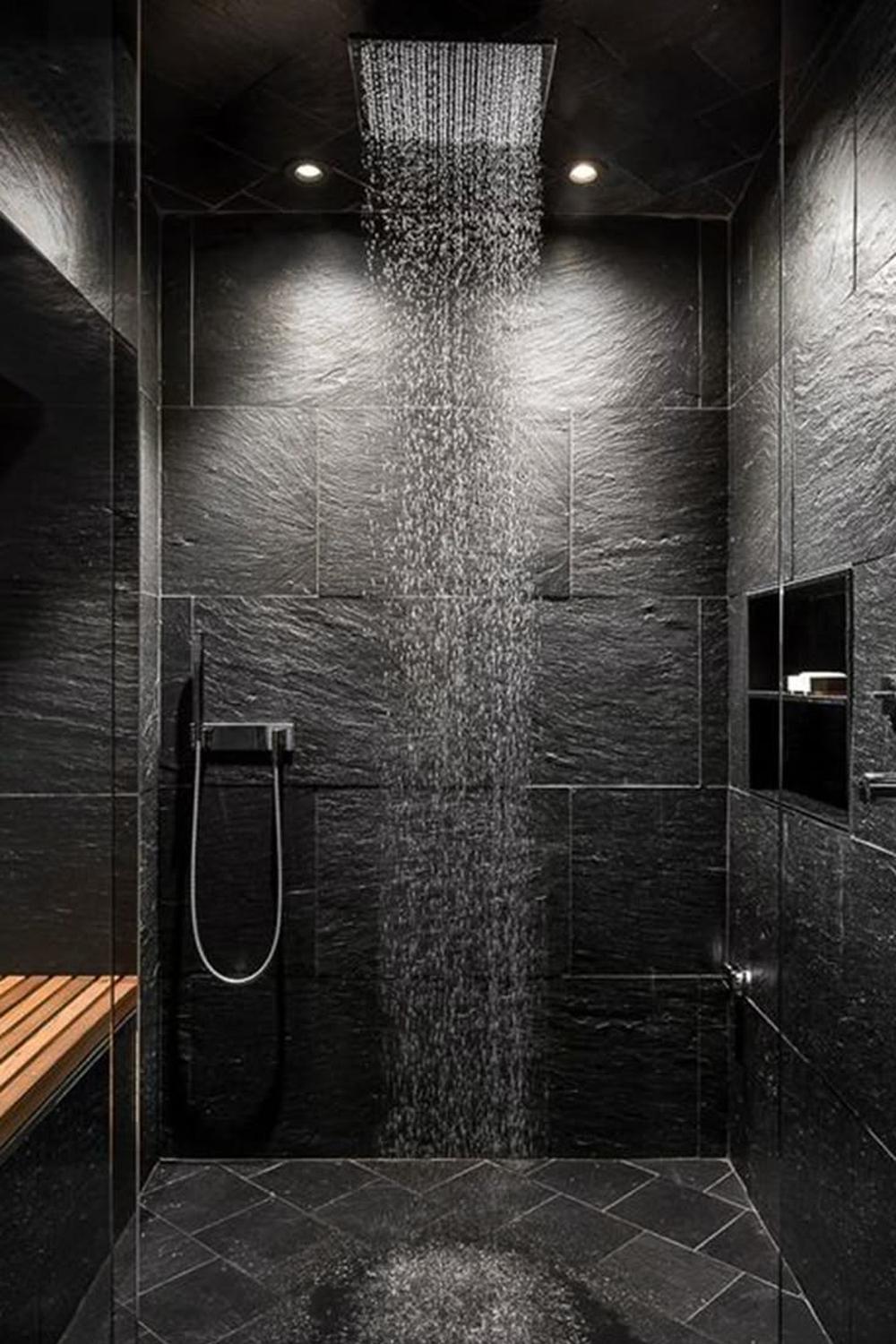 Baño con ducha negra y azulejos de pizarra oscura