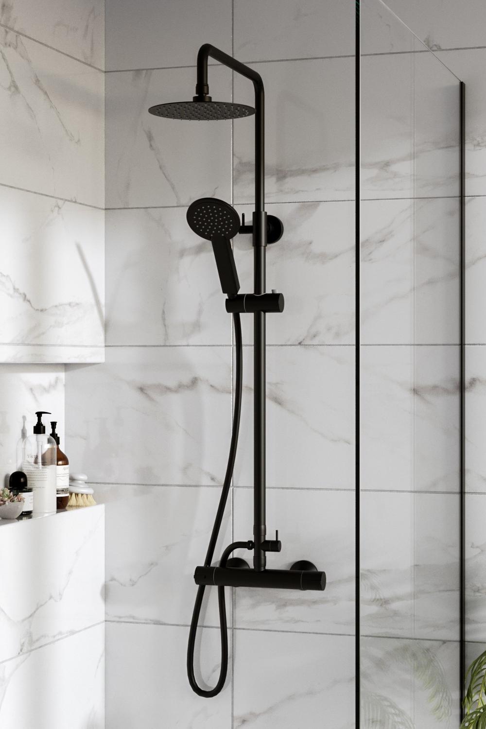 Diseño de ducha negra con azulejos brillantes