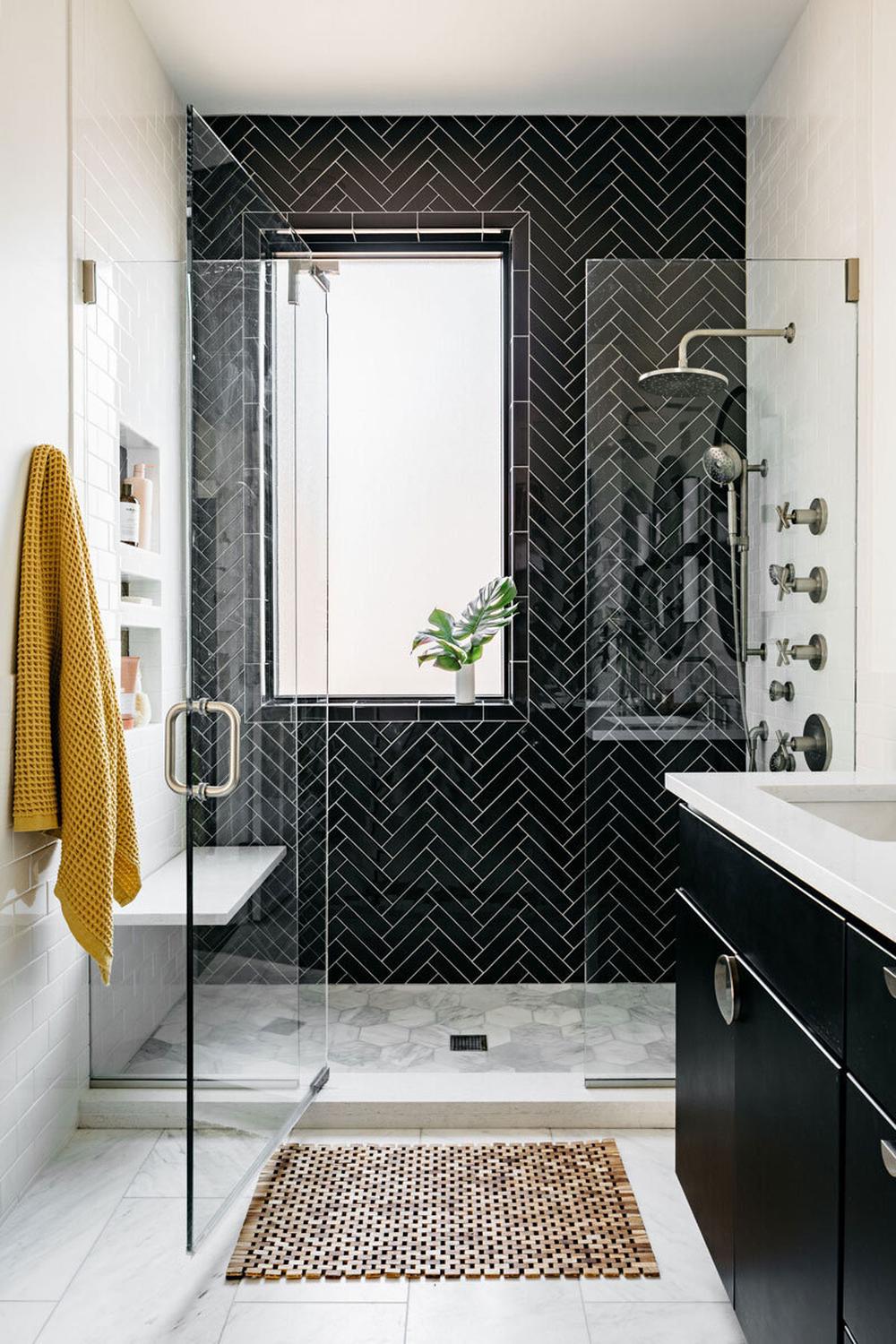 Baño estiloso con ducha negra y diseño moderno