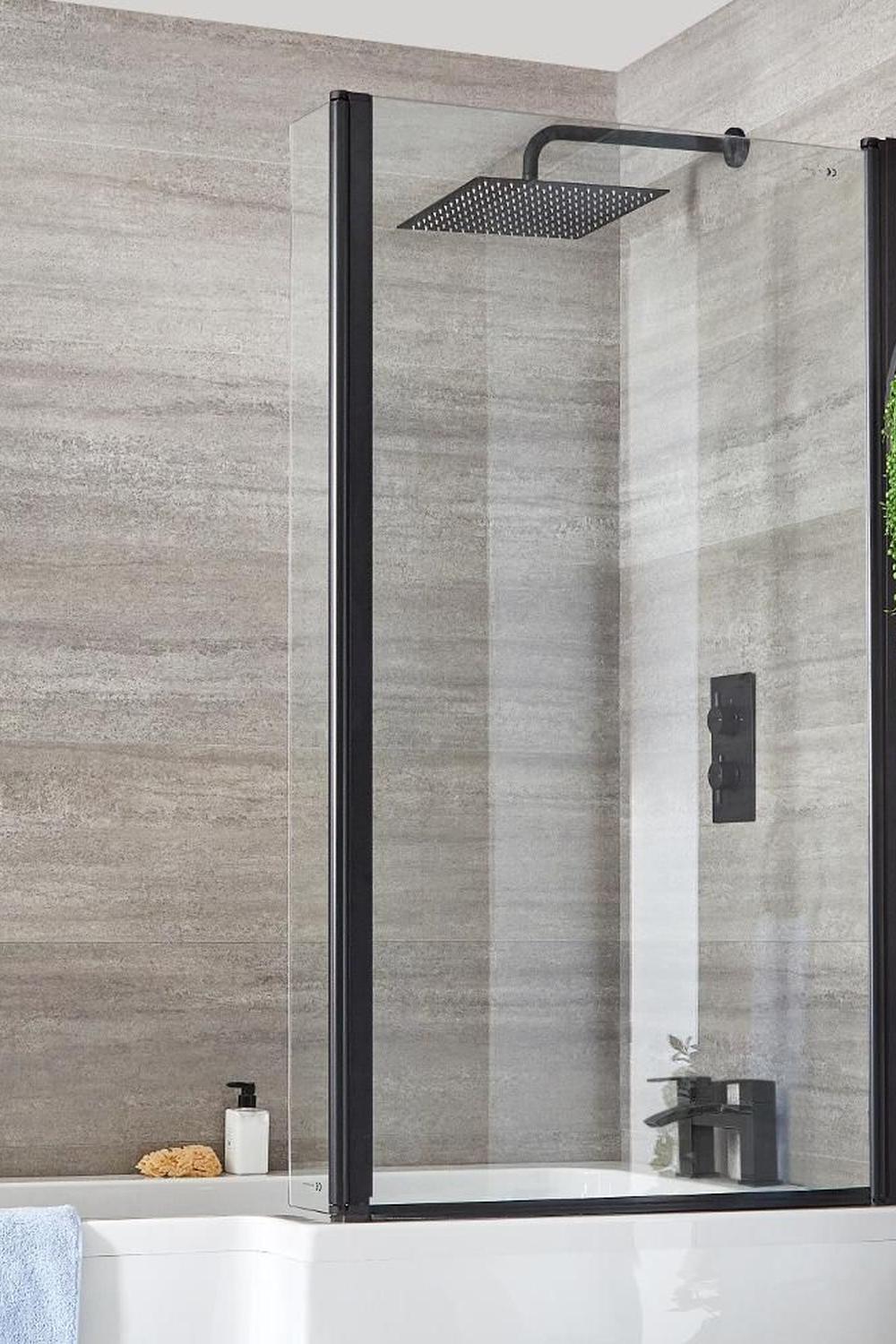 Baño moderno con ducha negra enmarcada en cristal