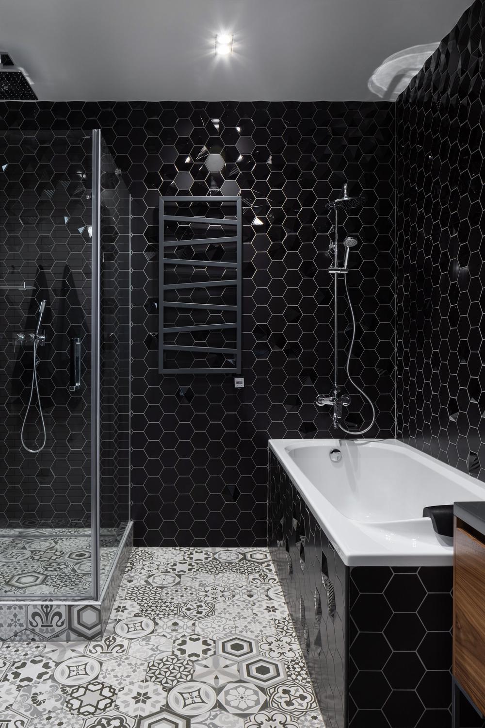 Baño minimalista con baldosas hexagonales negras