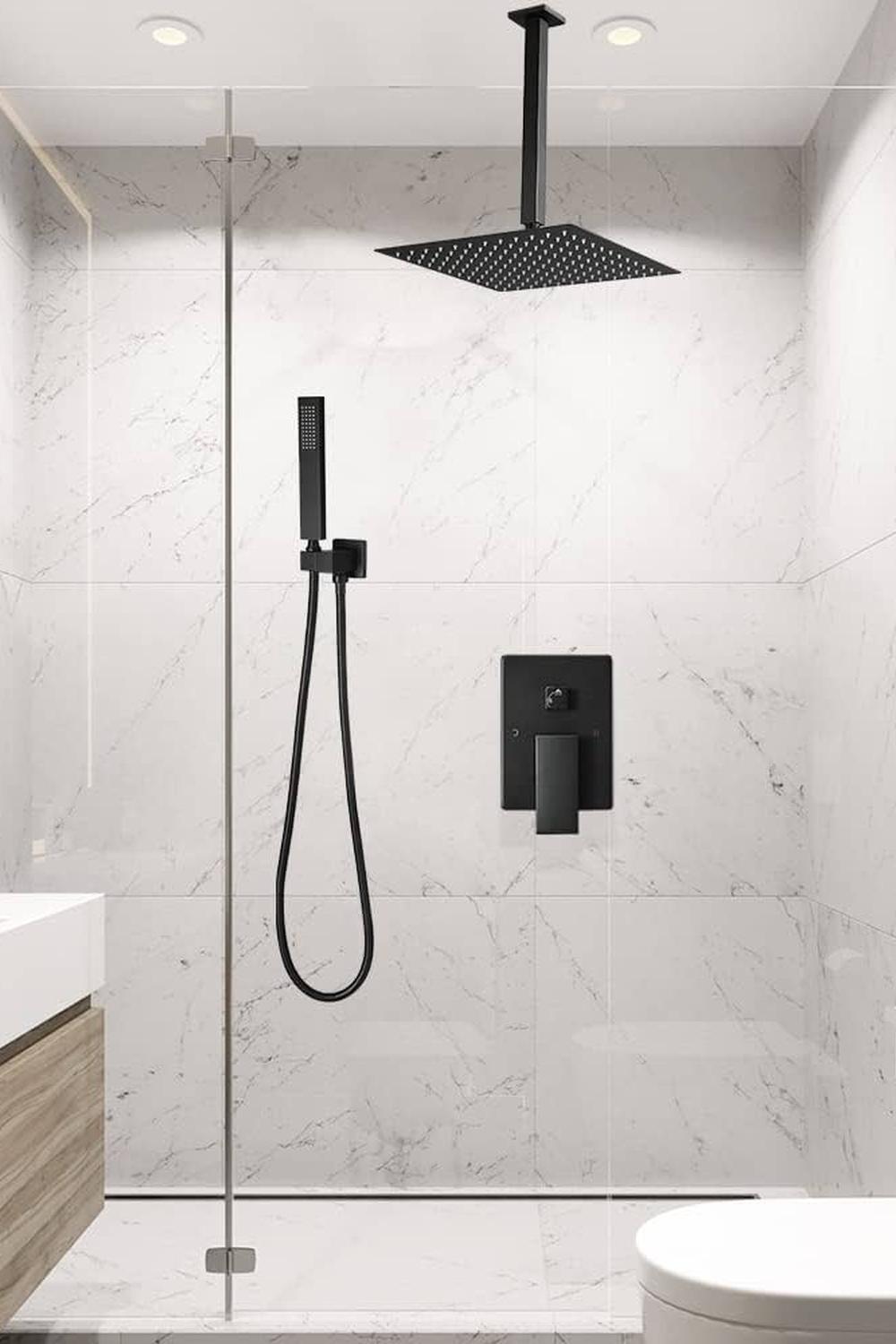 Baño con ducha negra y acentos de madera