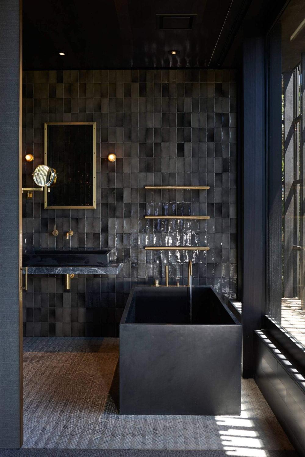 Baño elegante con paleta negra y dorada