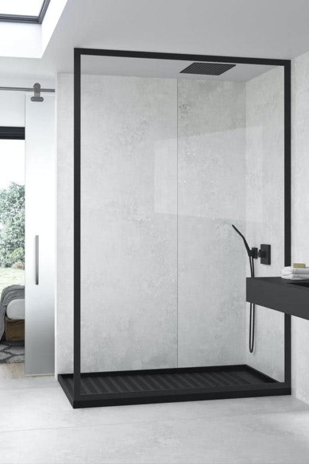 Baño moderno con ducha negra y diseño abierto