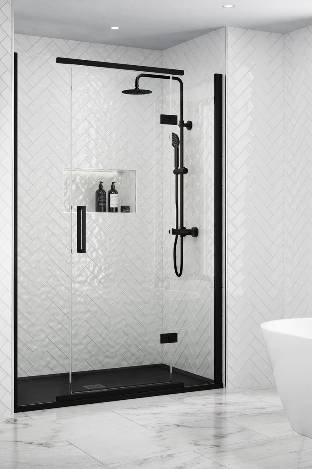 Duchas negras y techos altos en baño contemporáneo