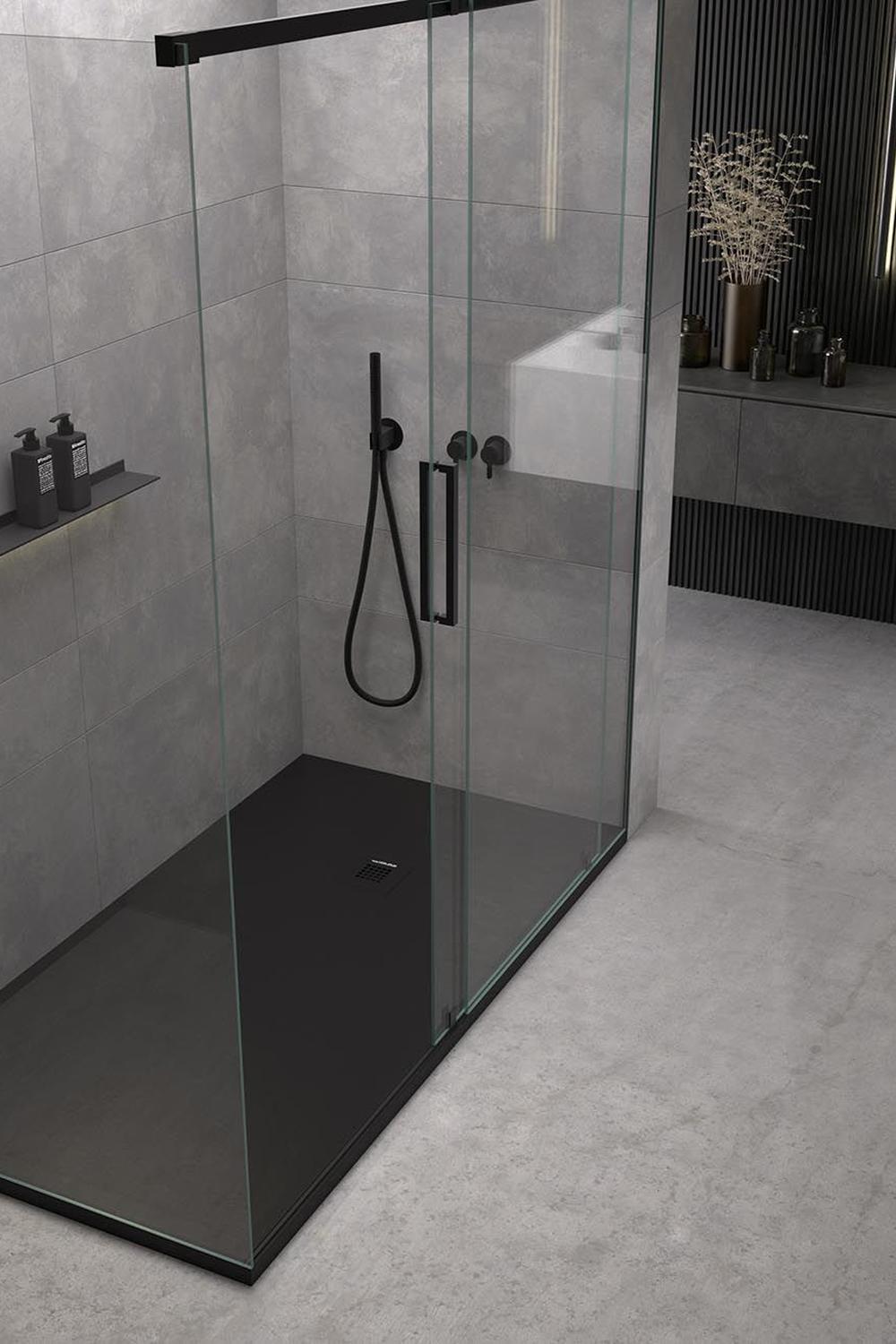 Baño elegante con ducha negra y elementos decorativos
