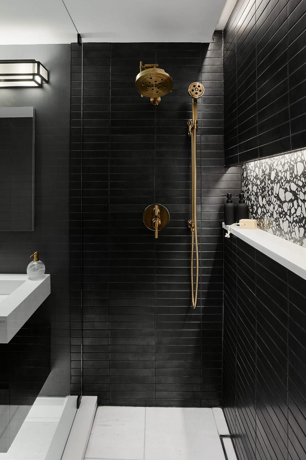 Estética negra con acentos en beige en baño moderno