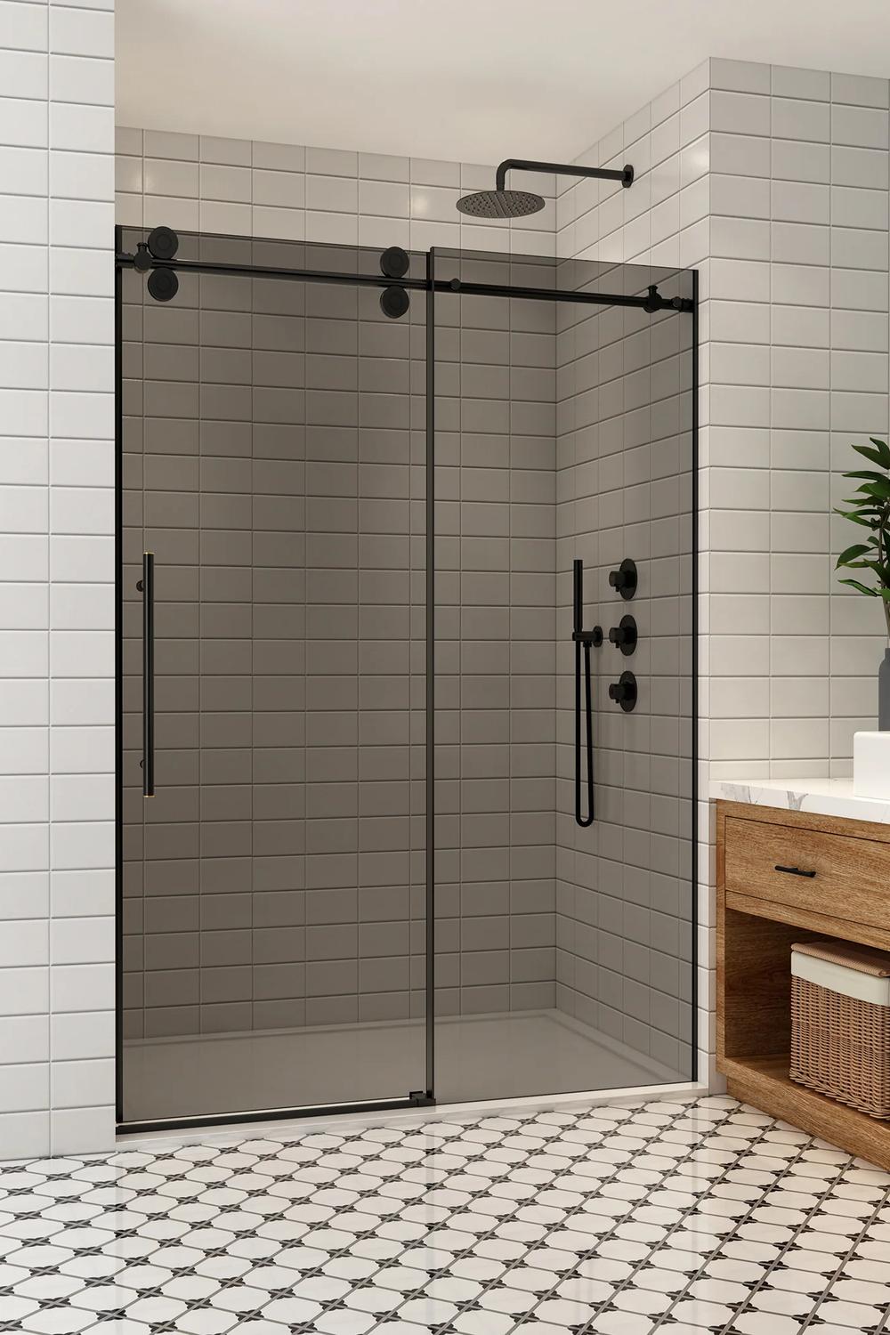 Ducha contemporánea con puerta deslizable negra