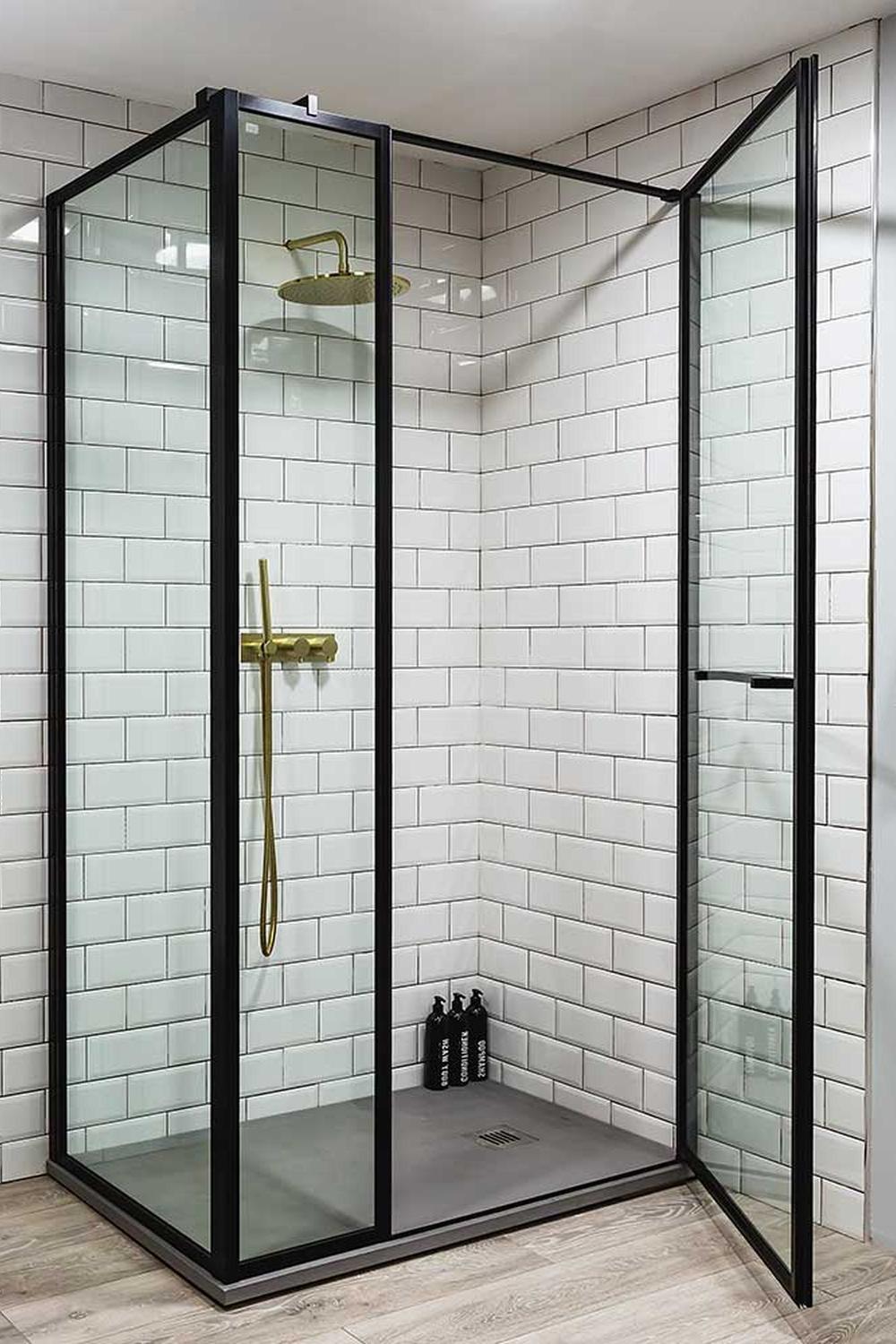 Ducha negra minimalista con rincón acogedor