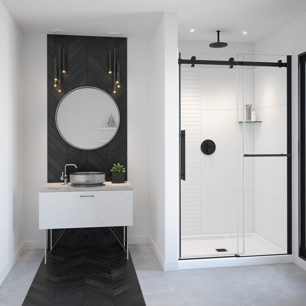 Baño luminoso con lavabo en blanco